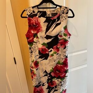 Beautiful floral size 10 dress that is lovely to wear!